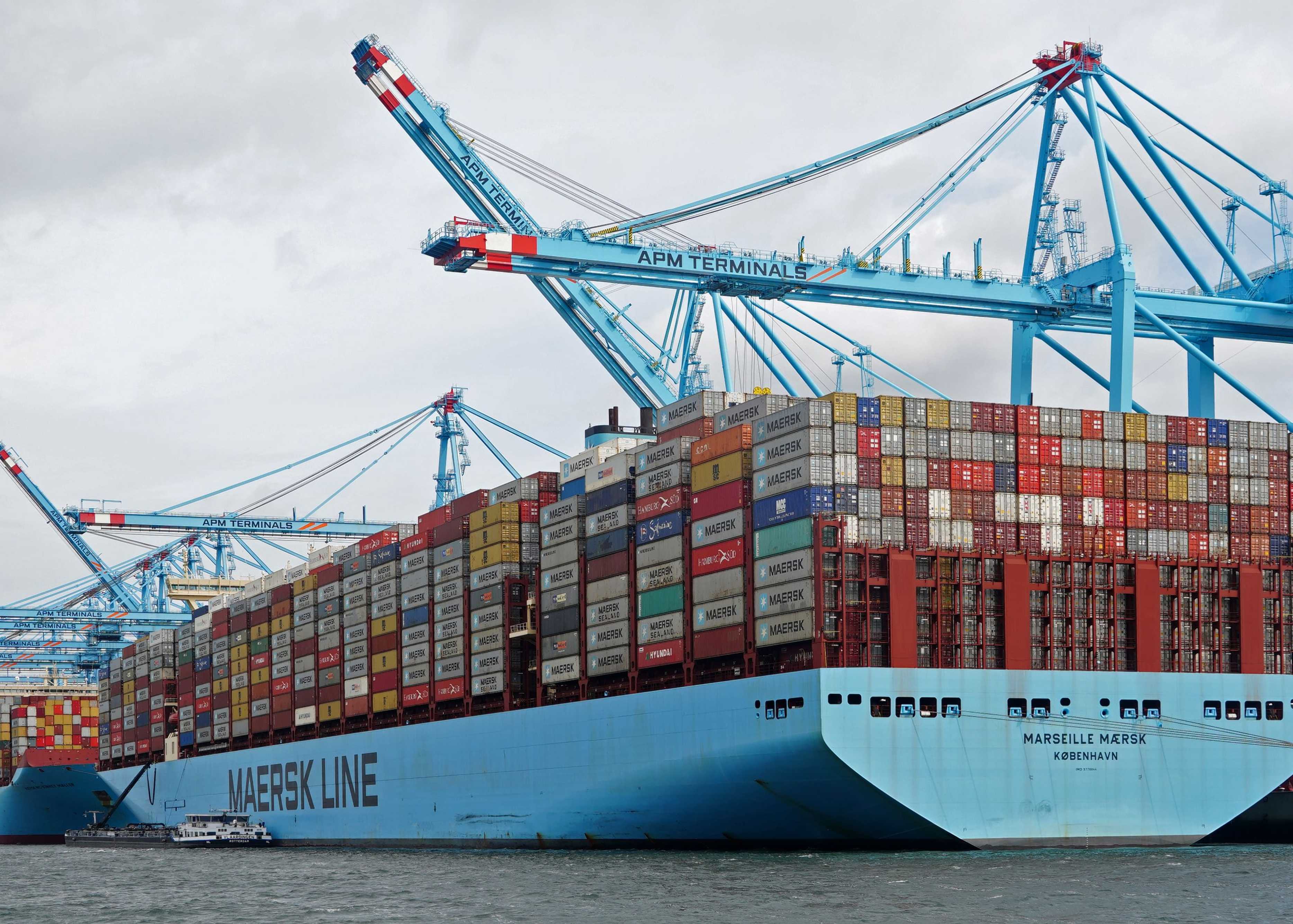 Barco de carga con contenedores de transporte para exportación
