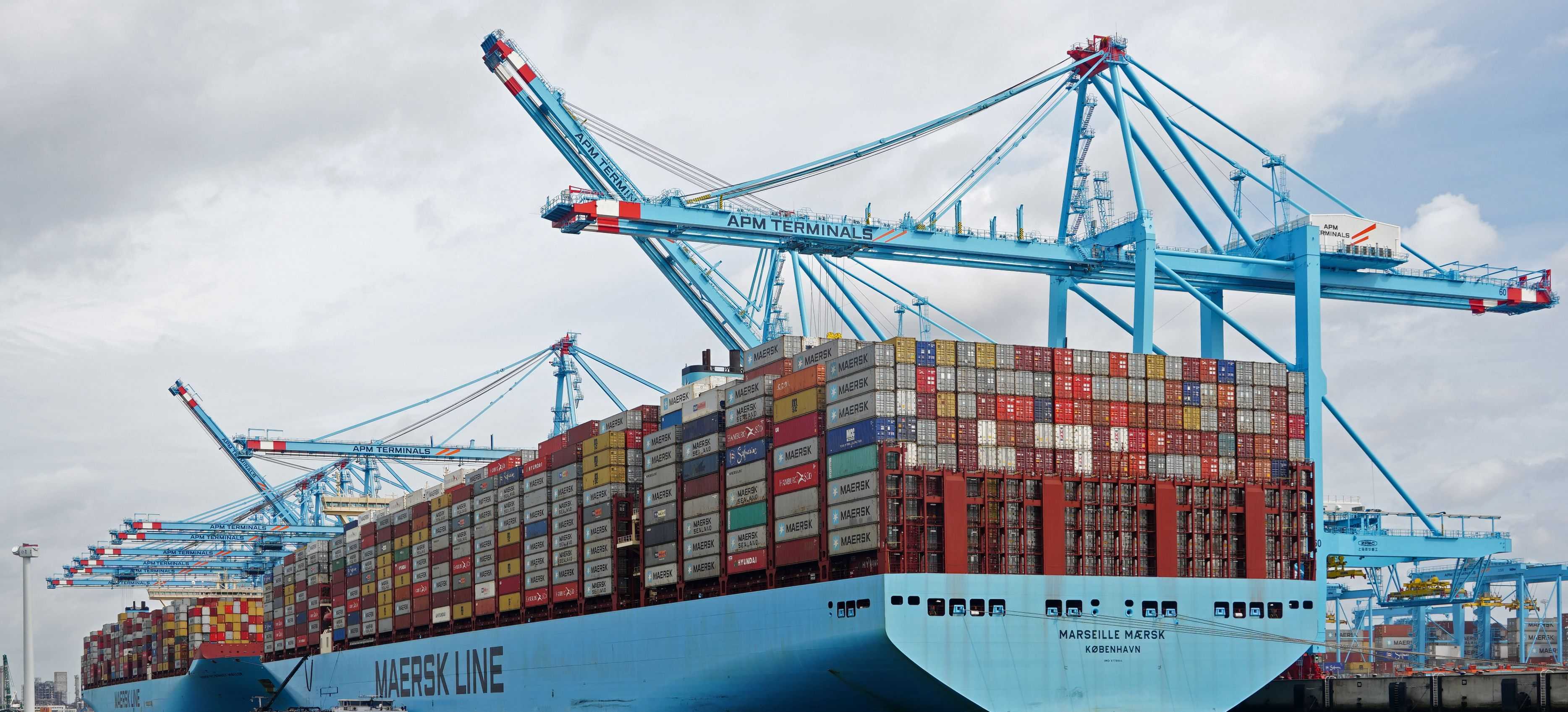 Barco de carga con contenedores de transporte para exportación