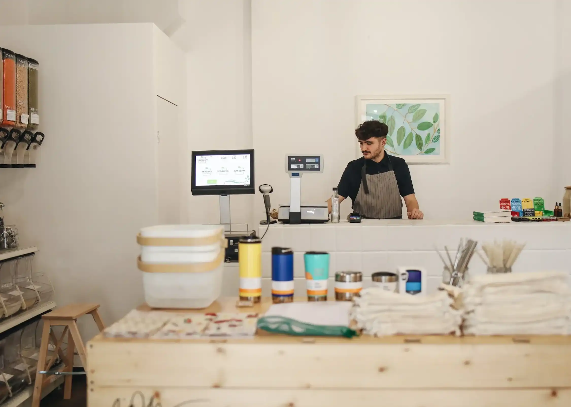 Imagen de un empresario sonriente sosteniendo una laptop mientras revisa sus cuentas por cobrar gracias al factoraje financiero, herramienta que le permite mejorar su flujo de efectivo y reducir el riesgo de incumplimiento