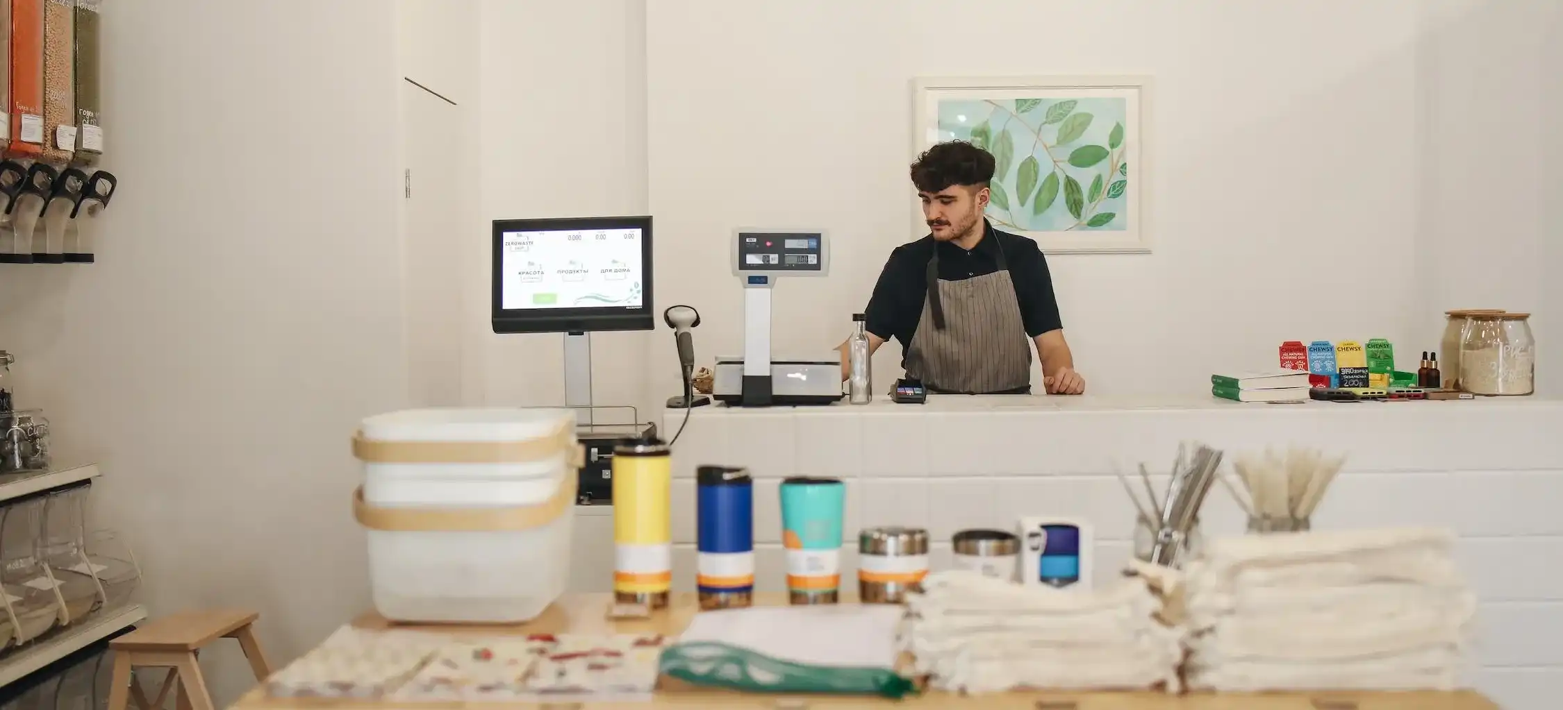 Imagen de un empresario sonriente sosteniendo una laptop mientras revisa sus cuentas por cobrar gracias al factoraje financiero, herramienta que le permite mejorar su flujo de efectivo y reducir el riesgo de incumplimiento