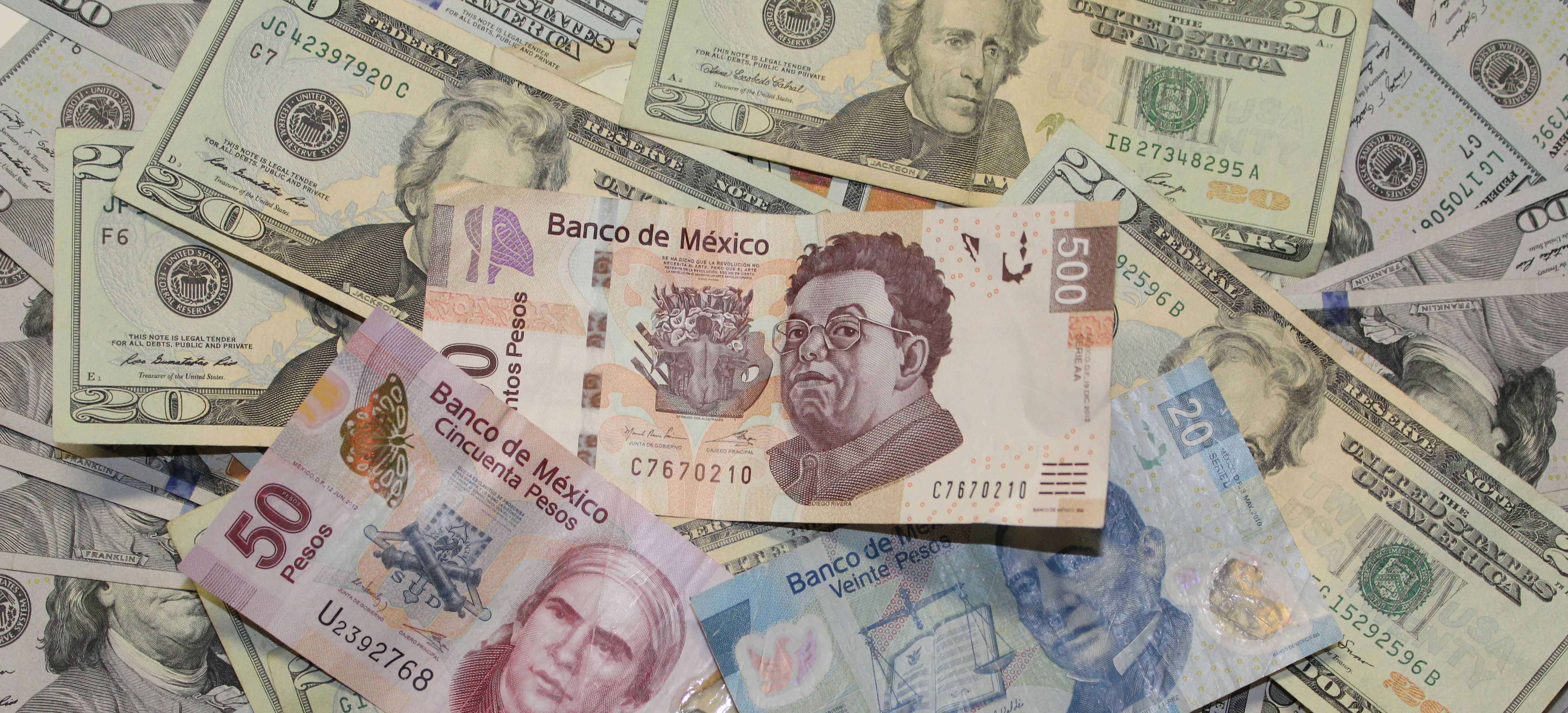 Efectivo en dólares americanos y pesos mexicanos.