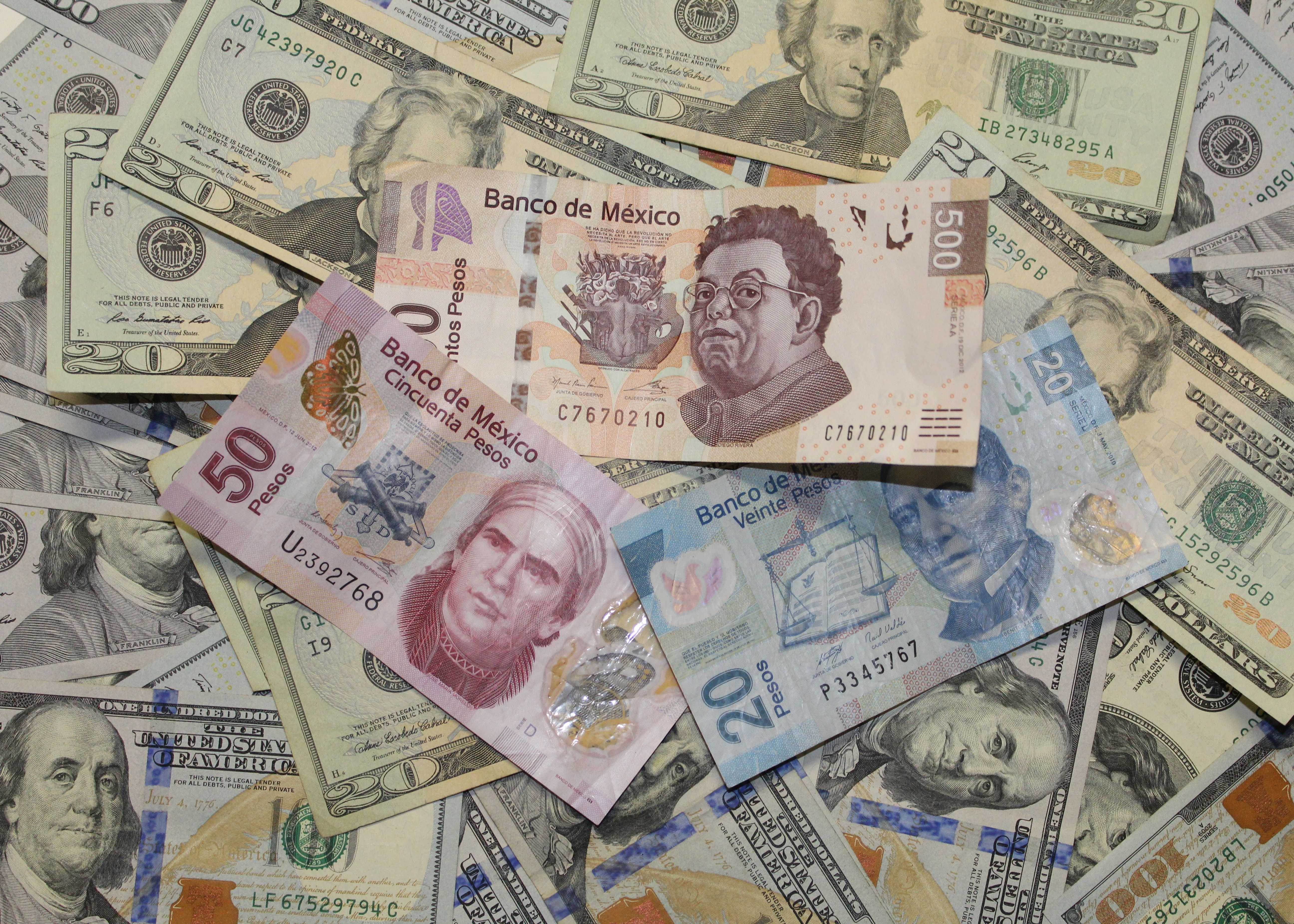 Efectivo en dólares americanos y pesos mexicanos.